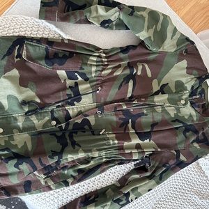 Gently used camo jacket perfect for spring! Size S